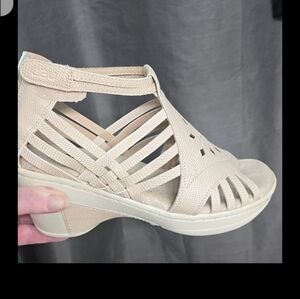 JBU Cream Platform Shoes with Floral Cut-Outs